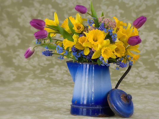 Spring-flower-arrangement-wallpapers-hd-design-1600x1200-pixel