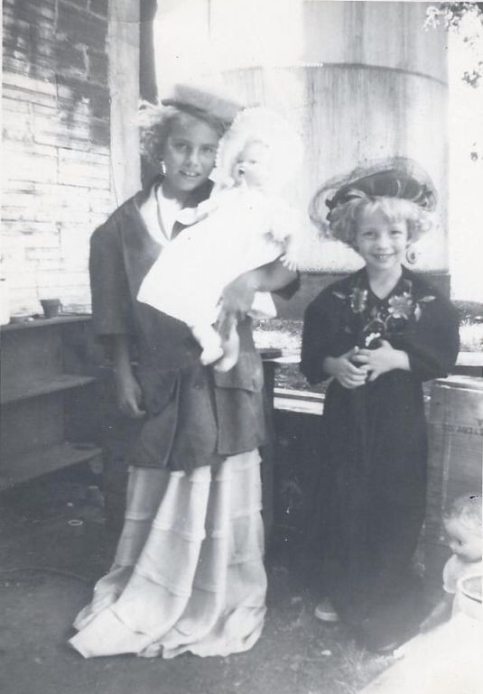 katie-and-judy-dress_up